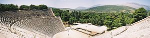 Panoramiczny widok na teatr hellenistyczny w Epidauros.