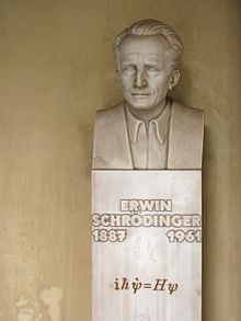 Patung Erwin Schrödinger, di Universitas Wina. Ini juga menunjukkan persamaan Schrödinger.