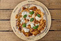 Aito neapoliittinen Pizza Margherita, joka on useimpien pizzalajien pohja.  