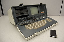 Um computador portátil Osborne de 1982, e um iPhone Apple de 2007. O Osborne Executive pesa 100 vezes mais, é quase 500 vezes maior em volume, custa cerca de 10 vezes mais (ajustando-se à inflação), e tem 1/100 da freqüência do relógio do telefone.