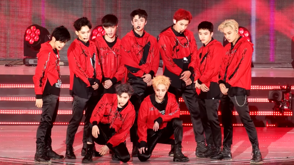 EXO wystąpiło z "Potworem" w Suwonie 18 czerwca 2016 roku.