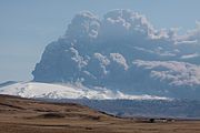 Eyjafjallajokull-tulivuoren savupiippu Islannissa.  