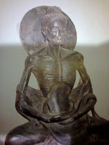 Een beroemd beeld van Boeddha na een lange vastentijd, zijn lichaam was uitgehongerd maar hij kreeg grote spirituele kennis