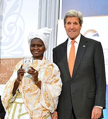 Fatimata M'baye en de Amerikaanse minister van Buitenlandse Zaken John Kerry in 2016.  