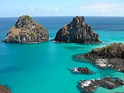 De eilanden van Fernando de Noronha, Brazilië, zijn de zichtbare delen van onderzeese bergen.  