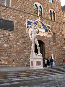 Een replica van David staat nu buiten het Palazzo Vecchio.