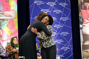 International Women of Courage Award, 2014. Amerikaanse First Lady Michelle Obama omarmt Beatrice Mtetwa uit Zimbabwe.  