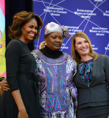 First Lady Michelle Obama och biträdande sekreterare Higginbottom med Fatimata Touré  