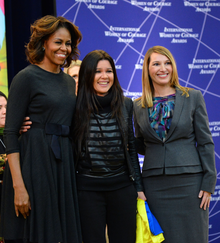 Ruslana cu Prima Doamnă Michelle Obama și cu secretarul adjunct Higginbottom în 2014  