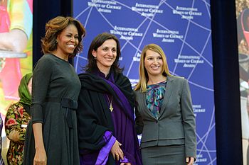 Prix international du courage féminin, 2014. La première dame des États-Unis Michelle Obama (à gauche) et la secrétaire d'État adjointe Heather Higginbottom (à droite) avec l'évêque Rusudan Gotsiridze de Géorgie