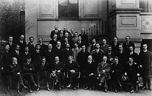 Ledamöter i den första Dáil Första raden, från vänster till höger: Laurence Ginnell, Michael Collins, Cathal Brugha, Arthur Griffith, Éamon de Valera, Count Plunkett, Eoin MacNeill, W. T. Cosgrave, Kevin O'Higgins (tredje raden till höger).  