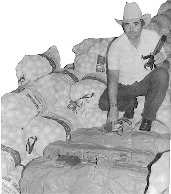 Um marechal dos EUA apreende sacos de cocaína em 1986. A Lei de Substâncias Controladas foi criada para controlar o tráfico de drogas, o tráfico de drogas e o abuso de drogas como a cocaína.