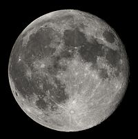 Der Mond verursacht periodisch auf- und absteigende Gezeiten in den Ozeanen der Erde und anderen großen Wassermassen.