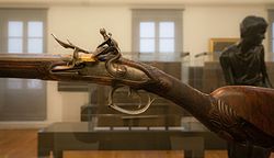Dvouhlavňová francouzská puška, kompletně vyřezávaná a rytá. Muzeum umění a průmyslu v Saint-Étienne, Francie