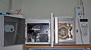 De binnenkant van de GC-MS, met rechts de kolom van de gaschromatograaf in de oven.