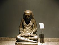Египетски писар със свитък папирус.