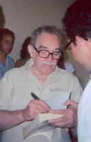 García Márquez ondertekent een exemplaar van Honderd jaar eenzaamheid in Havana, Cuba.