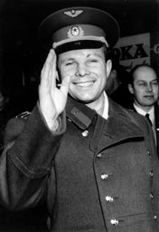 Sovjet-kosmonaut Yuri Gagarin is de eerste mens die een ruimtereis maakt  