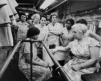 Работници от шивашки цехове слушат погребалната служба на Кинг по преносимо радио (9 април 1968 г.)  