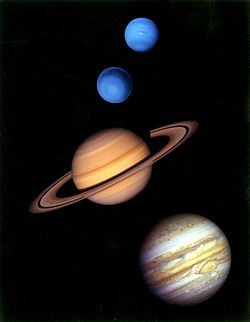 Shora dolů: Neptun, Uran, Saturn a Jupiter v přibližném měřítku a barvě.  