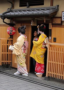 Kyoto geiko Fumikazu (links) met haar minarai imōto Momokazu (rechts), en een shikomi (midden) van de Odamoto okiya in Kyoto.  