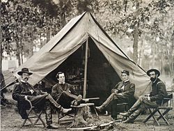 Kolonel George H. Sharpe (uiterst links) met andere leden van zijn "Bureau of Military Information", februari 1864.  