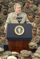 Præsident George W. Bush taler til marinesoldater og søfolk i Camp Pendleton i december 2004.