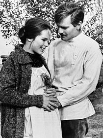 Geraldine Chaplin z Omarjem Sharifom v filmu Doktor Živago