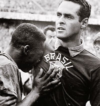 Пеле плачет на плече Жилмара дос Сантоса Невеса после победы Бразилии в Кубке 1958 года.