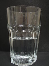 Läpinäkyvä lasi, jossa on läpinäkyvää vettä.  