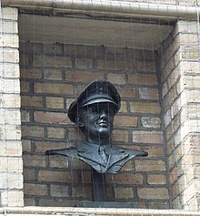 Busto en el exterior del Corn Exchange de Bedford, donde Miller jugó en la Segunda Guerra Mundial.  