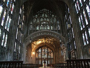 Интериорът на Глостърската катедрала създава впечатление за "клетка" от камък и стъкло, характерна за перпендикулярната архитектура. Не се забелязват декоративни трасировки, а линиите по стените и прозорците са станали по-остри и не толкова пищни.  