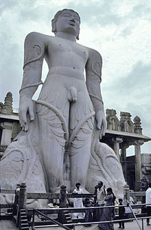 De 17,8 m lange monoliet van Jain Tirthankara Bhagavan Gomateshwara Bahubali, die tussen 978-993 na Christus werd gesneden en zich in Shravanabelagola, India bevindt. Om de 12 jaar wordt het met saffraan besmeurd door duizenden gelovigen als onderdeel van het Mahamastakabhisheka festival.