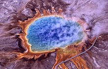 Termofile wytwarzają niektóre z jaskrawych kolorów w Wielkim Źródle Pryzmatycznym w Parku Narodowym Yellowstone