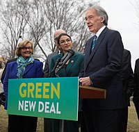 Ocasio-Cortez cu senatorul Ed Markey vorbind despre Green New Deal, februarie 2019  
