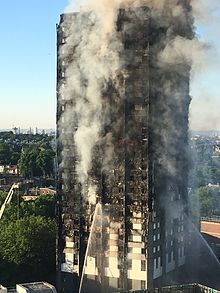 Der Grenfell-Turm brannte am Morgen nach dem Ausbruch des Feuers. Die Feuerwehrleute versuchen, das Feuer zu löschen.