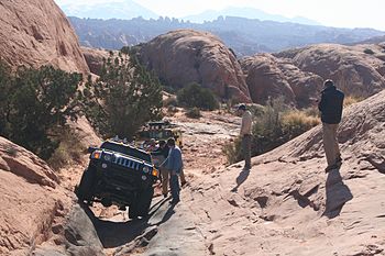 Een Hummer H3 op een trail in Moab