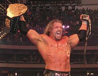 Het WCW Wereldkampioenschap zwaargewicht werd later verenigd met het WWF-kampioenschap om het WWF Undisputed Championship te vormen. Hier houdt Triple H beide riemen vast.