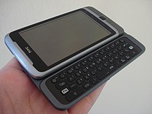 HTC Desire Z, med en stor berørbar skærm og et QWERTY-tastatur.  