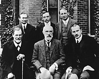 1909 foto:Freud zittend links en Carl Jung zittend rechts  