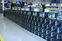 Cópias do Halo 3 em exposição em uma loja, pouco antes da abertura à meia-noite