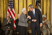 Em 5 de novembro de 2007, na Sala Leste, Harper Lee foi reconhecido com a Medalha Presidencial da Liberdade pelo Presidente George W. Bush. Ela recebeu este reconhecimento por causa de seu melhor livro da carreira "To Kill a Mockingbird" que influenciou muitas pessoas no país para sempre.