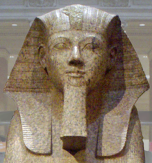 Grote granieten sfinx met de beeltenis van farao Hatsjepsoet, afgebeeld met de traditionele valse baard, een symbool van haar faraonische macht-Metropolitan Museum of Art