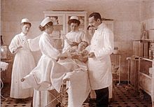 Nurses in the operating room (1910)