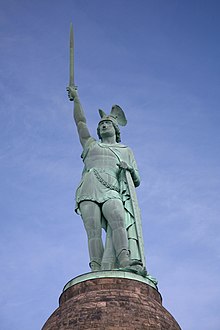 Het standbeeld van dichtbij, het zwaard is 7 meter lang en weegt ongeveer 550 kg  