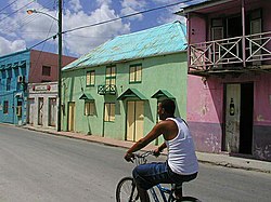Felgekleurde huizen in High Street, Barbados  
