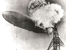 Hindenburg vähän sen jälkeen, kun se oli syttynyt tuleen.