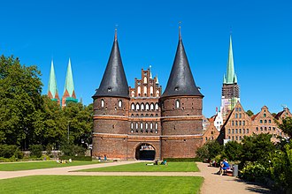 Lübeck always played a special role in Schleswig-Holstein. The actual hinterland was Mecklenburg. Nevertheless, the Holsten Gate is perceived by many as a landmark of the country.