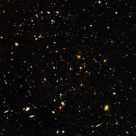 Šajā augstas izšķirtspējas attēlā no HUDF redzamas dažāda vecuma, lieluma, formas un krāsas galaktikas. Mazākās, sarkanākās galaktikas, aptuveni 100, ir vienas no tālākajām galaktikām, kuras ir attēlojis Hubble, un tās pastāvēja, kad Visums bija tikai 800 miljonus gadu vecs.