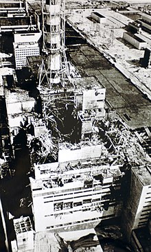 Den förstörda reaktor 4 i Tjernobyl, fotograferad strax efter explosionen.  